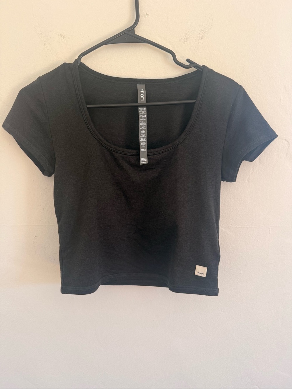 Vuori Black Scoop Neck Crop Top
